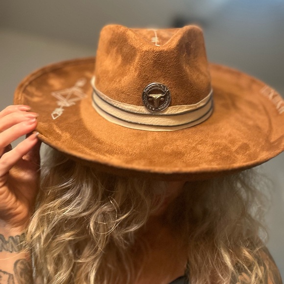 Brown Suede Women's Hat with longhorn Emblem